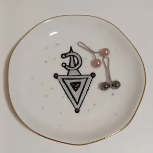 Ceramic Jewelry Tray with Elegant Design Minimalist Ceramic Ring Dish for Stylish Organization Decorative Ceramic Jewelry Tray with Unique Patterns Hand-Painted Ceramic Ring Tray for Jewelry Storage