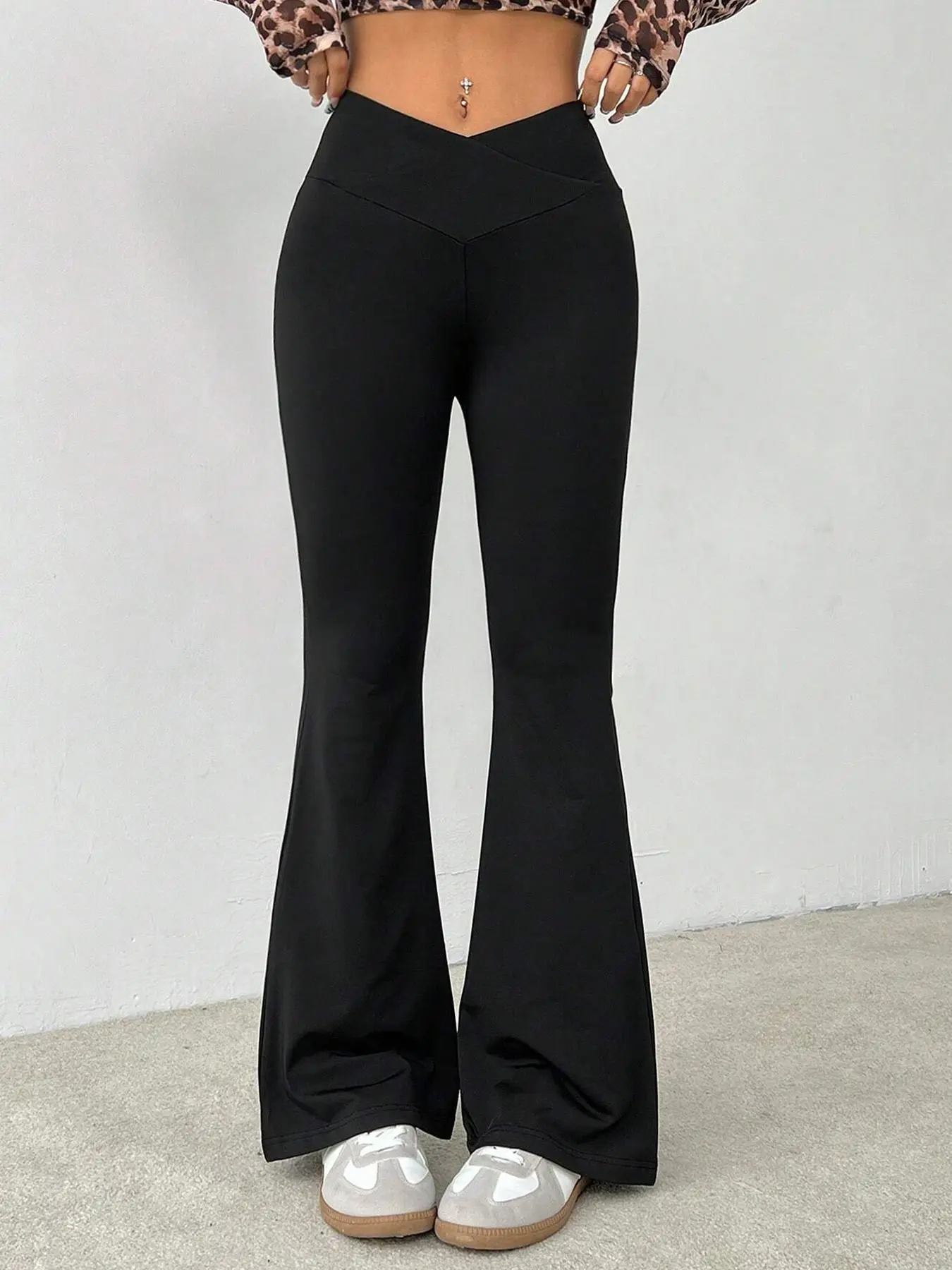Women's Solid Flare Leg Sweatpants, Athleisure Pants, Casual Comfy Bell Bottom Trousers for Daily Wear, Ladies Bottoms for All Seasons, Casual Fashion Pants, Casual Streetwear Trousers, Casual Fitted Bottoms, Casual Lounge Pant