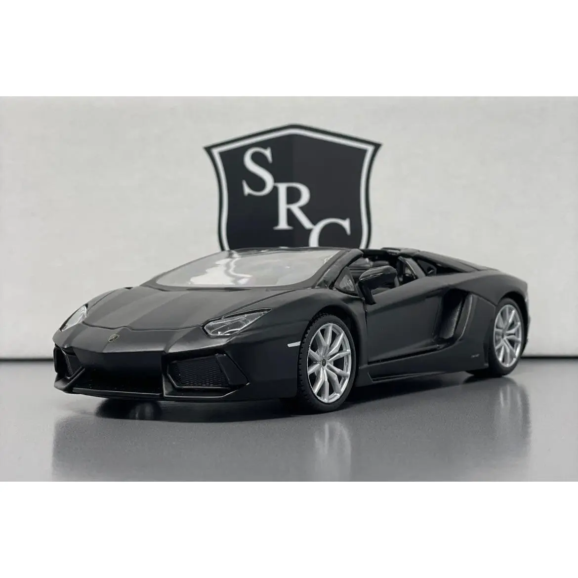 Lamborghini Aventador LP 700-4 Roadster - Maisto 1:24 Diecast