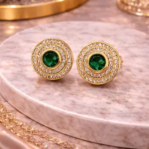 Aretes Redondos con Piedra Verde – Oro Laminado 14K | Elegantes