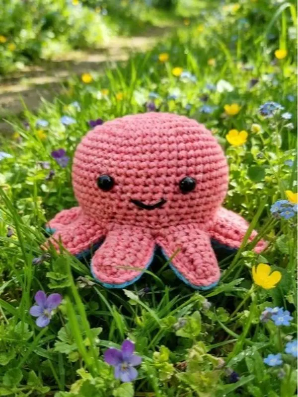 Crochet Kit for Beginners, Reversible Octopus Starter Kit with Yarn, Ergonomic Hook, Easy Video Tutorials & Accessories, DIY Animal Plushie Craft Gift