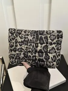 Leisure fashion  simple quilted handbag, fashionable patterned bag, small-scale pleated design, trendy  fashionable  versatile purse,  light  daily stylish personality versatile vintage  suitable shopping, dating, travel, etc., Fashion Purses