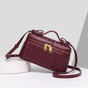 Hand-woven new one-shoulder fashion lunch box bag, practical and trendy portable oblique span box bag