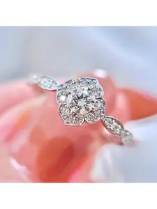 Fashionable and gorgeous four leaf petal women's ring is suitable for brides to get married, women's jewelry, and give her Valentine's Day gifts