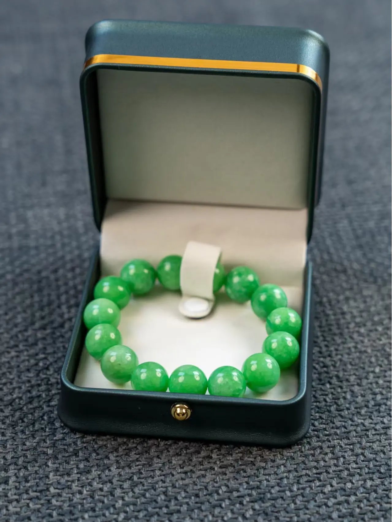 E.High Ice Royal Green – Glossy Round Beads, Elaborate Craftsmanship – Men’s Elegant and Versatile