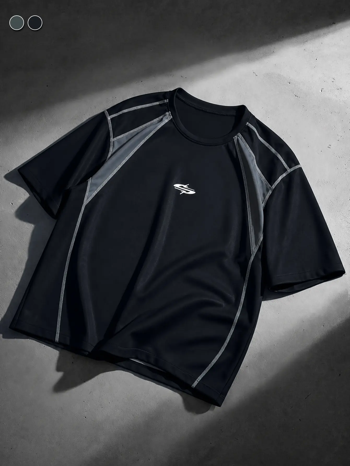 Men’s black-and-gray colorblock functional athletic T-shirt; street-style functional sporty casual design; clean fit; minimalist relaxed style; mature commuter look; versatile for work and everyday wear; streetwear brand–inspired black-and-gray colorblock