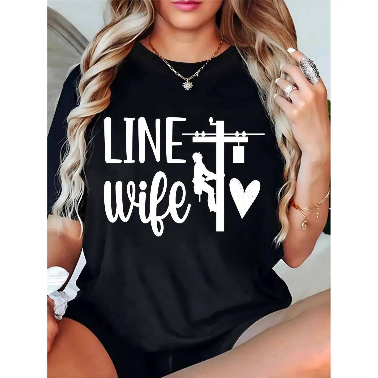 Women's Feminine Black Short-Sleeve Round Neck Tee - "Line Wife" Graphic, Lineman on Power Pole & Heart Print, Simple Fit, Comfortable Basic Essential Casual Wear for Electrician Spouses