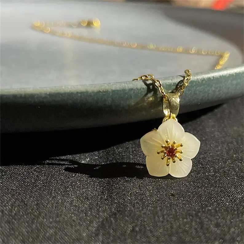 18K Gold White Jade Flower Pendant Necklace 18K Gold White Jade Flower Pendant Necklace