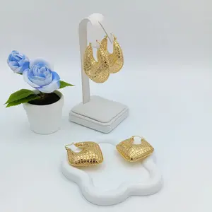 Fashionable hoop style. 14k gold plated, high quality Fashionable hoop style. 14k gold plated, high quality