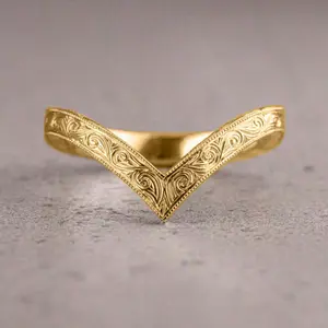 A fashionable 18k gold-plated ring with a spiral V-shaped design and delicate floral engraving, perfect for women to wear daily, to parties, anniversaries, or as a holiday gift.