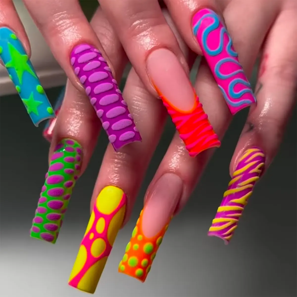 24 pieces of long press on nails, Stick on nails, Decorative nails, Y2K summer macaron colorful graffiti design 3D purple relief crocodile pattern cool hot girl summer green five pointed star matte French fake nails with jelly glue 1 piece file