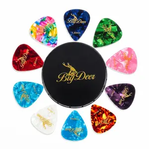 BIGDEER's Highlighted Lacquer Guitar Picks, featuring 6 pieces of 0.46mm, 6 pieces of 0.71mm, 2 pieces of 0.96mm and 2 pieces of 1.2mm. Suitable for acoustic guitars, ukuleles, and basses. Enclosed in an interesting crackling tin box