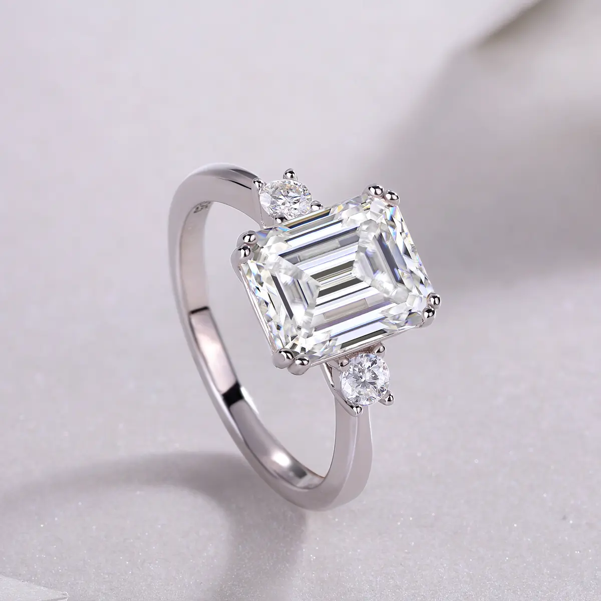 Ladies' moissanite engagement ring, D-color VVS1 laboratory creates simulated diamond moissanite ring S925 pure silver wedding ring for ladies