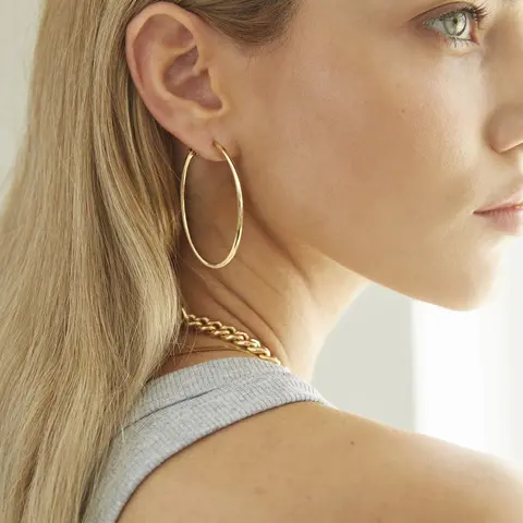 VENOCO Women's Metal Hoop Earrings - Earring for Women, Gold-Tone Shiny Metallic Round Shaped, Silver Style Option, Graduated Curvature, Long-Lasting Daily Wear, Ideal Gift for Loved Ones