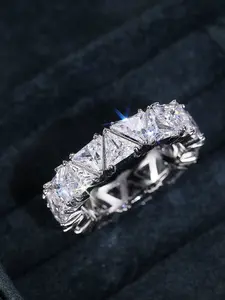 Sugo Sparkling Unique Fully Set Triangle Synthetic Zircon Ring, Men's and Women's Luxury Wedding Accessory, Fashion Jewelry
