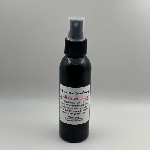 Unisex Bright Strawberry Scent Water-Based Body Mist - 4 fl oz Fruity Floral Fragrance, Long-Lasting, Refreshing, Fine Mist Sprayer, Fruity Woody Warmth Woodsy Bottle, Powder Liquid, 6 Months Shelf Life, Contains Neither Harmful Additives, Single Item