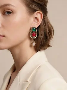 A pair of fashionable vintage distressed copper earrings with red and green gemstones and pearl pendants, suitable for everyday wear, vacation dates, and other occasions, and also a delightful small gift.