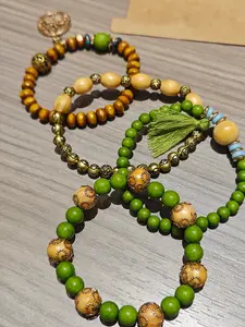 A 4-piece set of fashionable Bohemian style multi-layer life tree tassel wooden bead bead bracelet, suitable for daily wear, vacation and dating occasions, and is also a surprising and exquisite small gift.