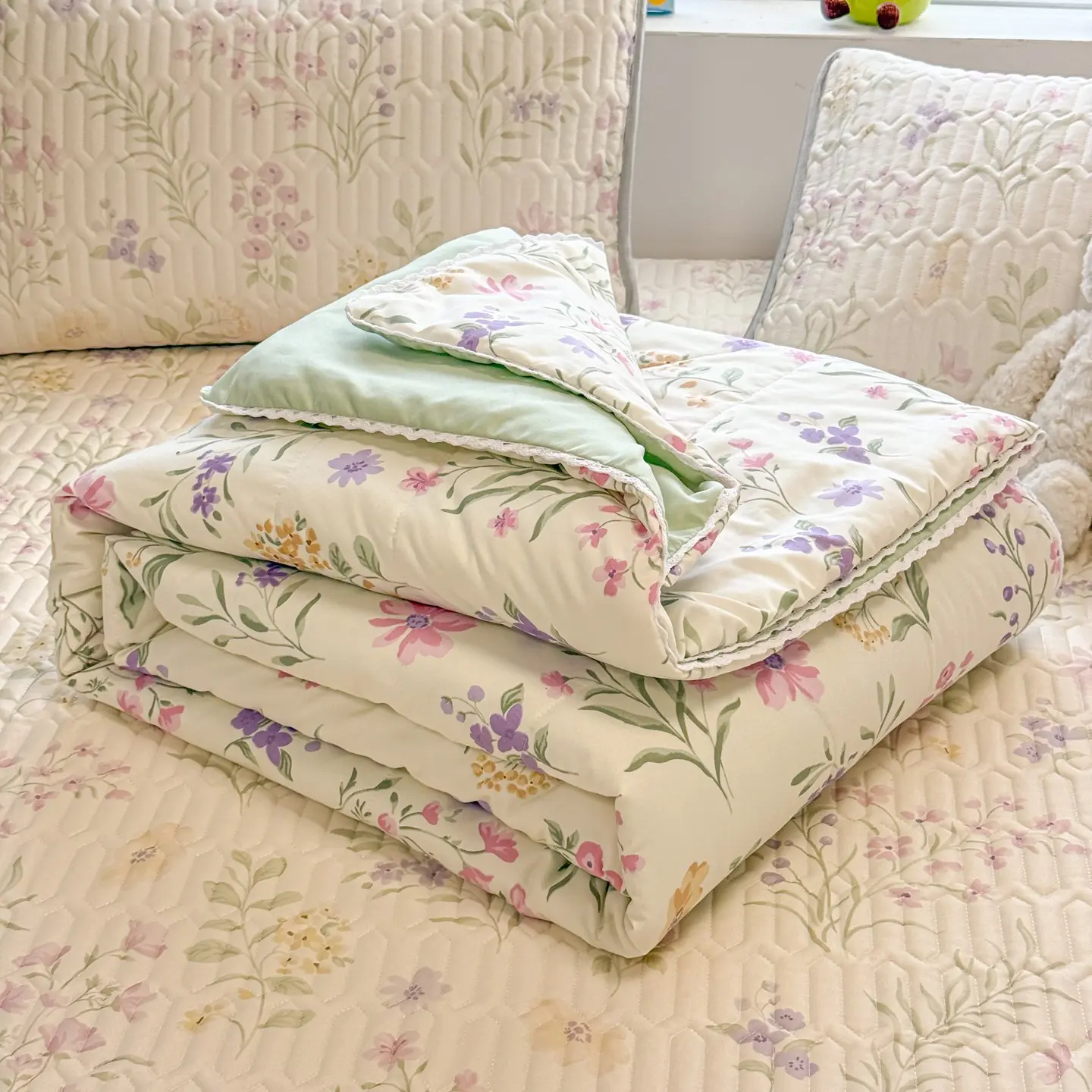 Floral Pattern Summer Lightweight Throw Blanket, Casual Soft Blanket, Soft Breathable Polyester Fiber, Ideal for Bedroom, Office, Living Room, Home Use