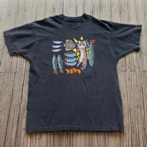 Gildan Men's and Women T-shirt, cat and fish tee, one-of-a-kind Graphic tee, Animal tee, Y2k Unisex Graphic Tees Gothic Grunge Emo Scene Amity Affliction Style Clothes Menswear Womenswear Streetwear