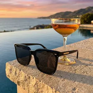 Fashion Polarized Sunglasses with Stylish Black Frame and UV Protection for Outdoor Use summer beach