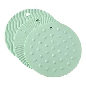 Silicone round heat resistant mat, waterproof and non-slip table mat, Waterproof Placemat, coaster, soft and durable, high temperature resistance and easy to clean, hanging hole design for easy storage, multi-purpose Kitchenware Home family life helper.
