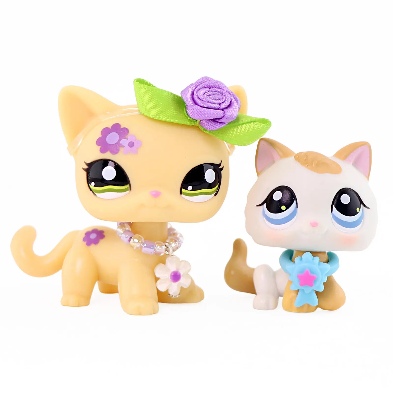 2 Pcs Cute Floral Kitty Figurines Set, Kawaii Mini Cartoon Cat Figures with Flower Bow, Beaded Necklace & Star Badge Accessories, Small Animal Toy for Collection, Cake Topper, Desk Decor, Kids Girls Birthday Gift