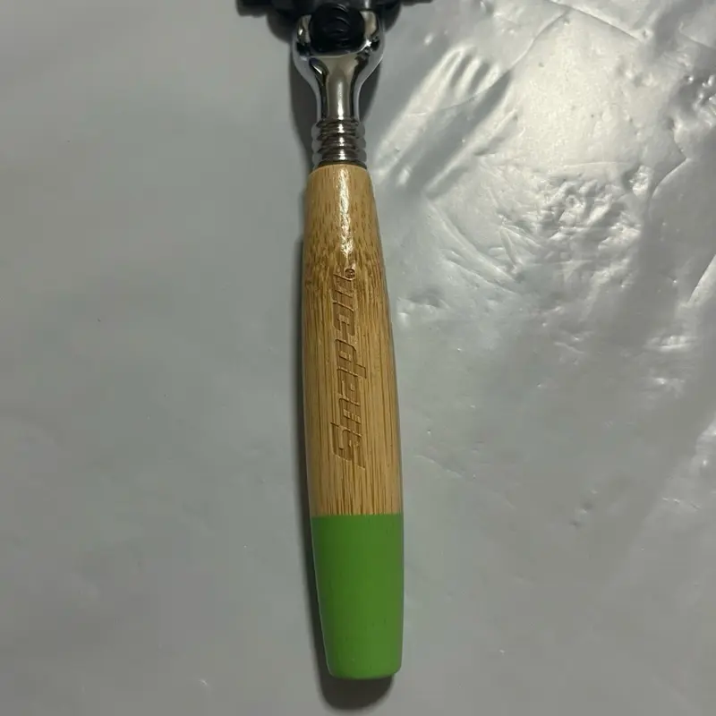 Snap-on Bamboo Razor with Green Accent, Durable Men's/Women's Wet Shaving Tool, Eco-Friendly Reusable Grooming Accessory