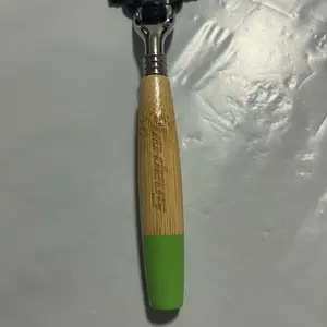 Snap-on Bamboo Razor with Green Accent, Durable Men's/Women's Wet Shaving Tool, Eco-Friendly Reusable Grooming Accessory
