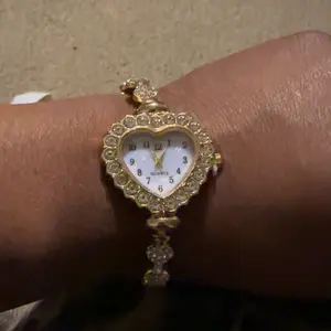 Women's Alloy Bracelet with Heart-Shaped Case, Arabic Numerals Dial, Adjustable Drawstring Strap, Elegant Quartz Watch, Daily Wear, Rhinestone Wrist Watch