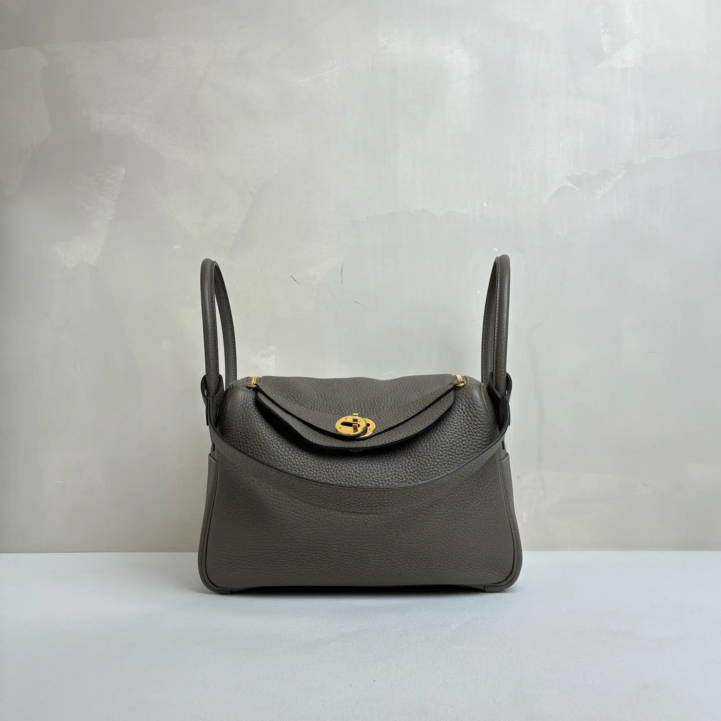 Pre-owned HERMÈS Taurillon Clemence Lindy 26 Etain