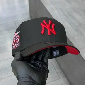 New Era 9FIFTY New York Yankees Black Snapback with Red Undervisor Side Patch – Black crown, red underbrim