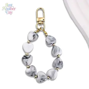 Marble Pattern Heart Beaded Keychain, Resin Heart Bag Charm with Gold Hardware, Stylish Wrist Strap Ornament for Keys & Handbags