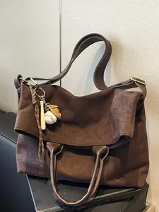 Retro frosted casual shoulder messenger bag, versatile and simple commuting shoulder handbag, simple solid color shoulder commuter bag, with exquisite hanging rack, suitable for daily matching, commuting and other scenarios.