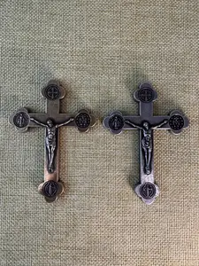 Crucifixo Mini de Bolso em Metal - Livrai-nos do Mal