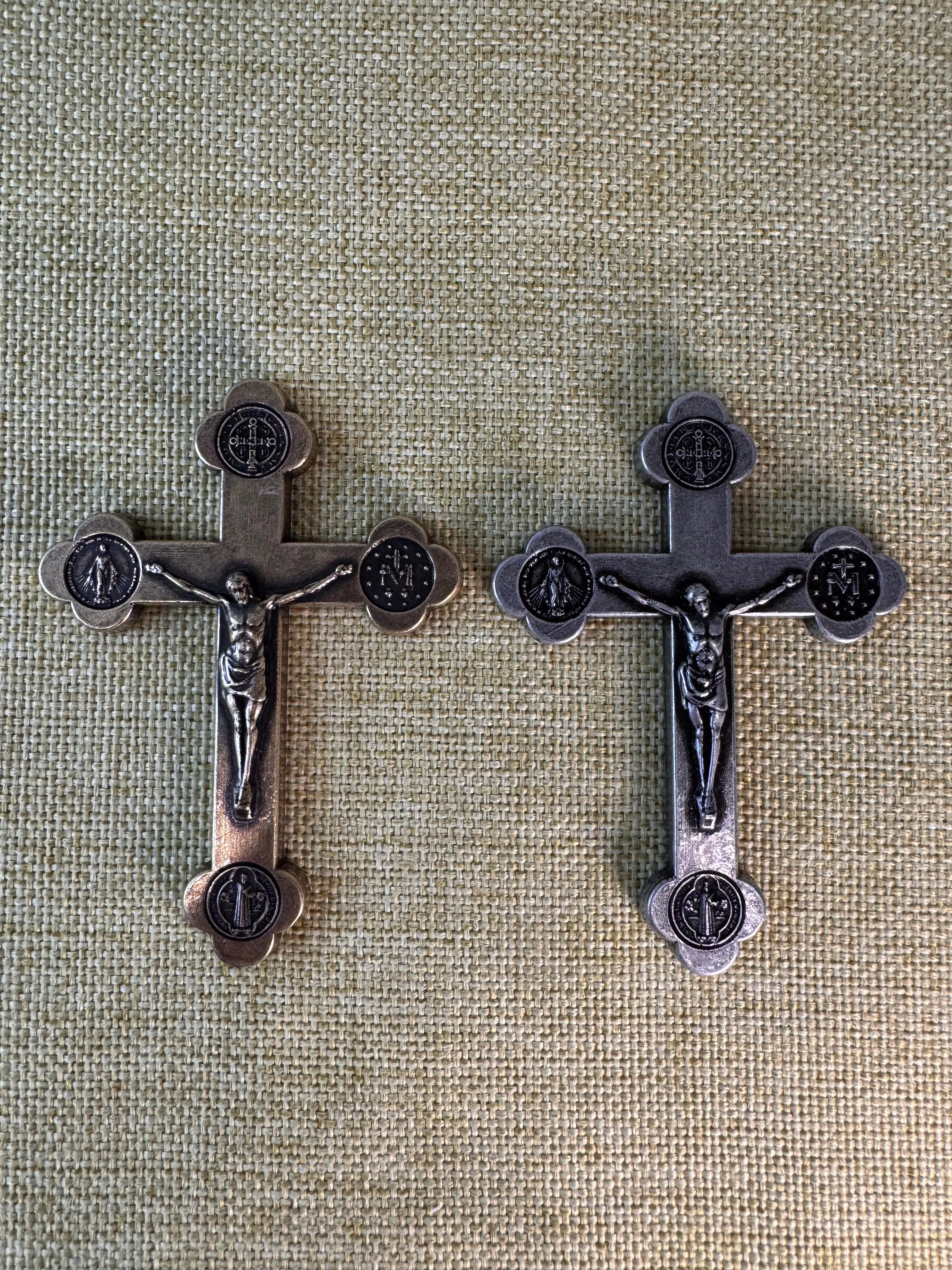 Crucifixo Mini de Bolso em Metal - Livrai-nos do Mal