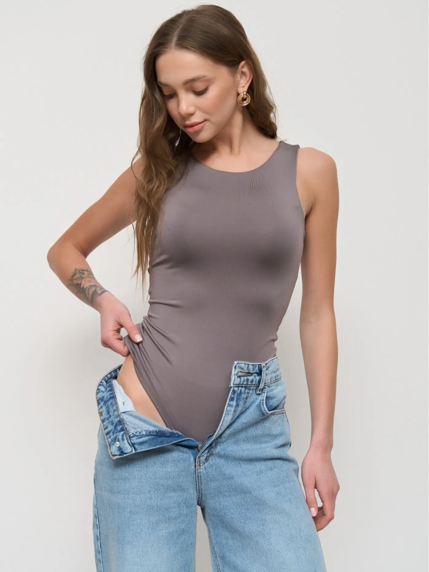 Body in mineral gray color with fasteners