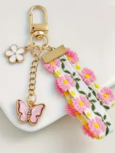 Spring Style Cloth Bag Charm, Daisy Butterfly Heart Pendant, Cute Floral Hanging Decor, Fashion Accessory for Bags, Vibrant Patterns, Stylish Playful Charm