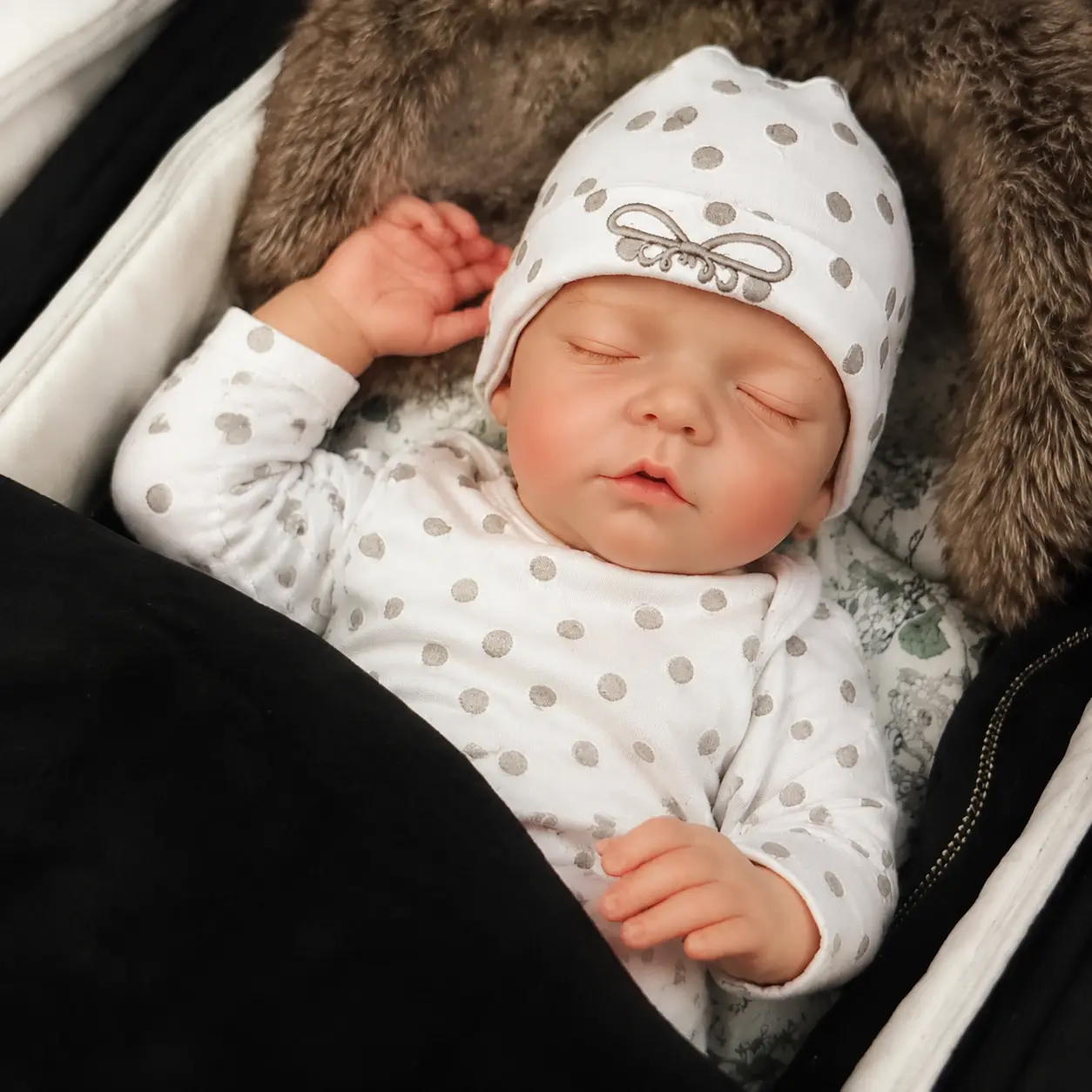 18 Inch Realistic Reborn Baby Doll, Lifelike Sleeping Newborn Girl Doll with Handmade 3D Painted Skin, Soft Vinyl Limbs Cloth Body, Polka Dot Outfit & Hat, Collectible Gift for Kids Birthday Christmas