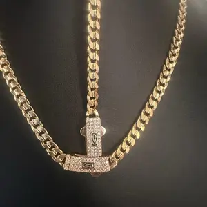 Mónaco 4mm Gold Chain Necklace with Rhinestone Pendant and Logo Design