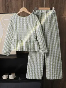 Girls 2-Piece Checkered Top and Pants Set with Ruffle Design, Comfortable Bubble Sleeve Blouse and Elastic Waist Trousers for Casual Wear, Fine girls outfit