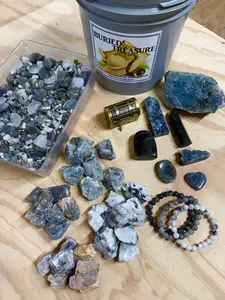 THE FLASH ONE GALLON NATURAL CRYSTAL AND SPECIMEN BUCKET THE FLASH ONE GALLON NATURAL CRYSTAL AND SPECIMEN BUCKET