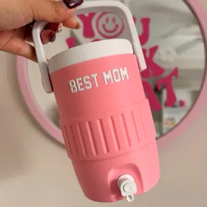 Best Mom Enfriador de Latas Pink Can Cooler with "Best Mom" Text for Gifts and Home Use