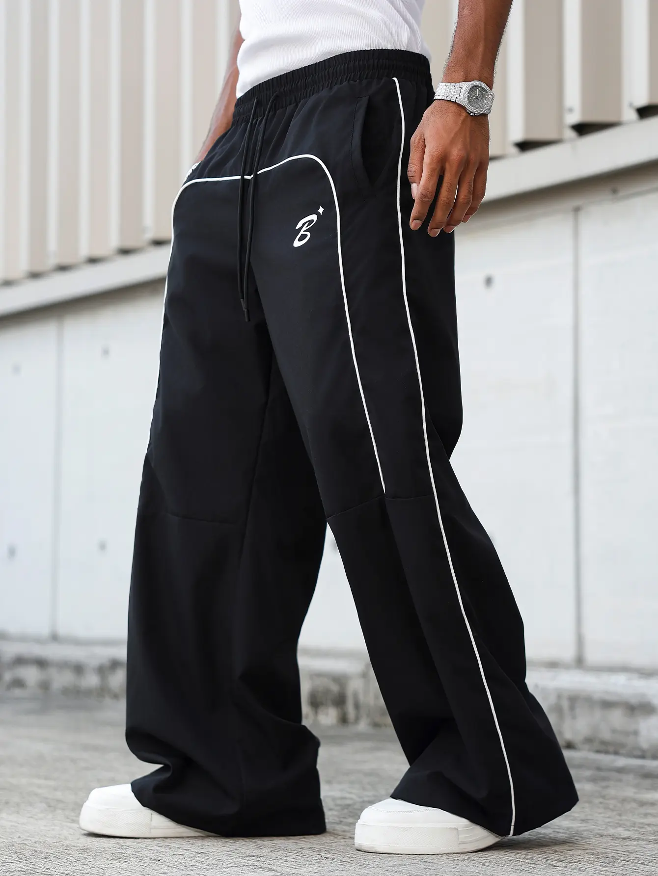 Men’s black-and-white contrast line wide-leg athletic pants, Y2K retro high street drawstring casual pants with logo print, quick-drying and breathable for spring/summer 2026 new collection—high street street style for everyday wear, workouts, and dates.