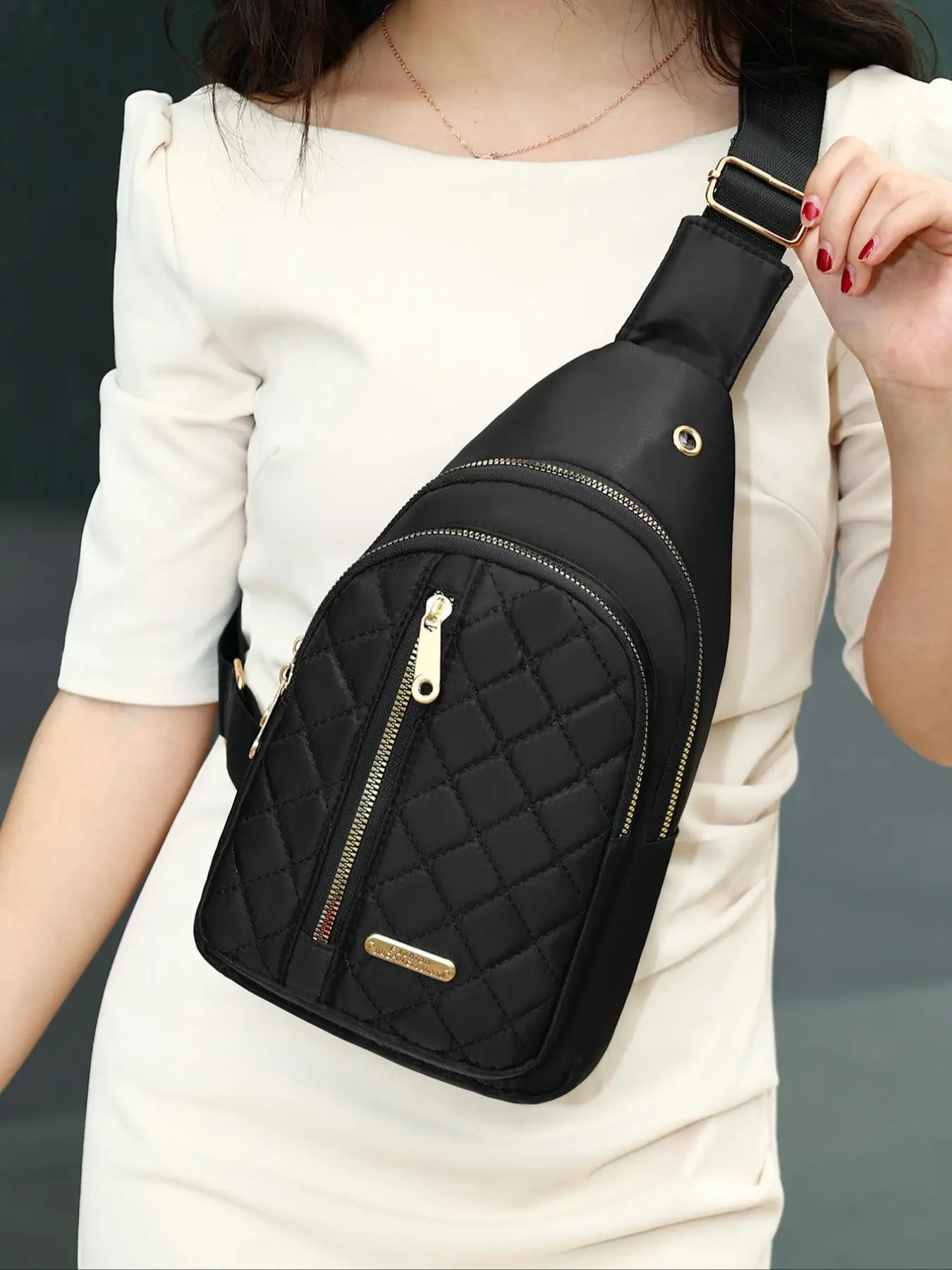 Minimalist Solid Color Quilted Design Fanny Pack, Fashion Casual Adjustable Strap Zipper Chest Bag, Multi-pocket Sling Bag with Headphone Jack Design