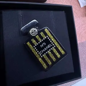 Pre-owned Chanel Black Resin Gold Glitter N°5 Perfume Bottle Faux Pearl CC Logo Brooch Pin JLP020518
