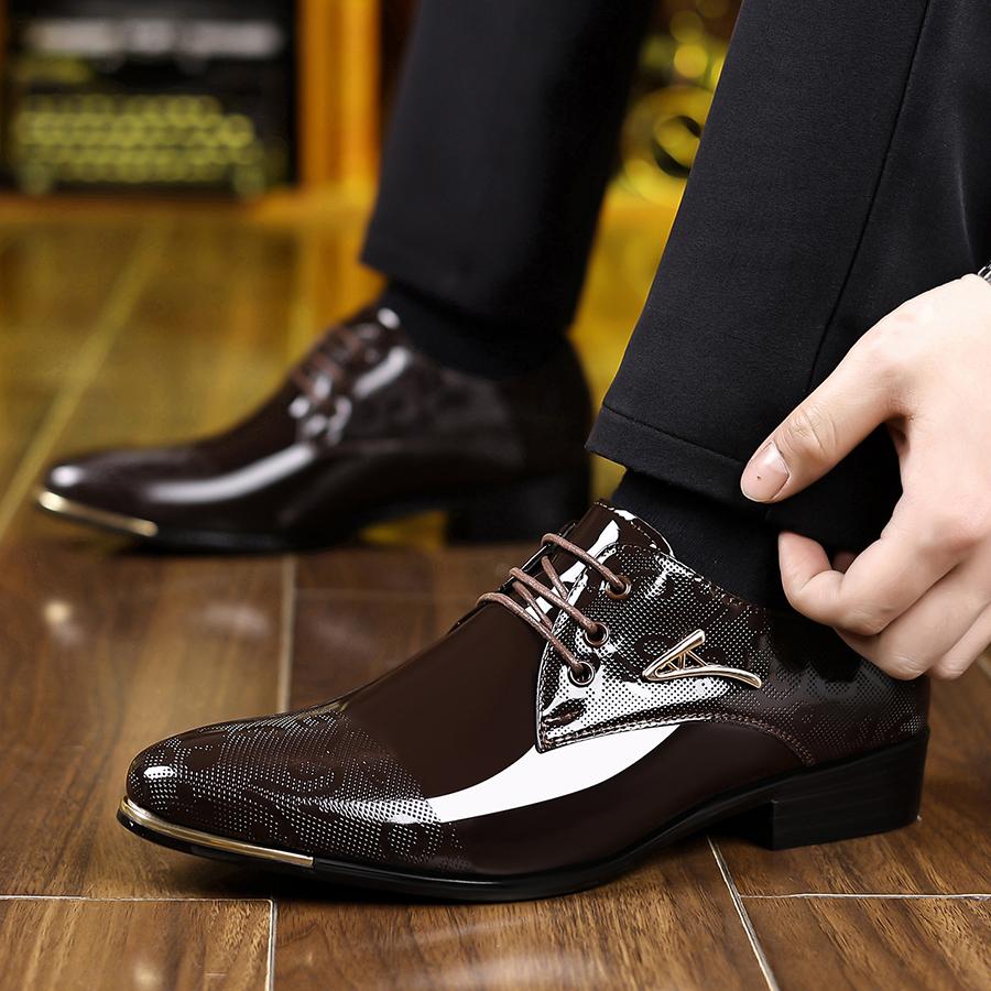Men’s Oxford dress shoes with wingtip design — smooth leather, embossed detailing, stylish and comfortable, suitable for business and formal occasions