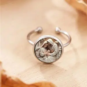 Ring with the image of the Virgin Mary's family