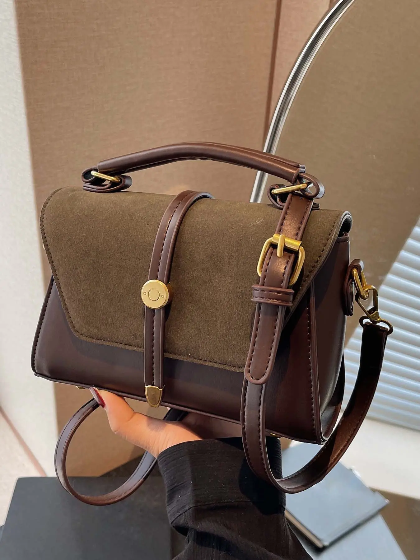 Niche design retro texture brown tone contrast stitching small square bag, shoulder handbag small square bag, metal buckle shoulder crossbody bag, Flap square bag, Everyday crossbody bag, suitable for daily travel, shopping