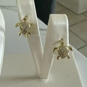 Hermosas Argollas para Niñas Elegantes con Diseño de Mariposa y Detalles de Diamantes de Oro laminado